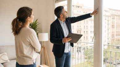 Arquitecto comprobando una ventana durante la inspección de habitabilidad de una vivienda