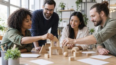 Cuatro adultos colaborando con piezas de madera y tarjetas en blanco durante un taller creativo