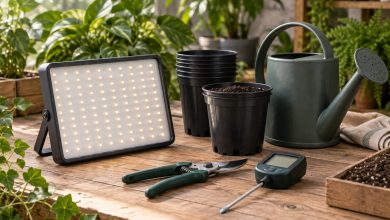 Panel de iluminación, macetas, regadera, tijeras y medidor sobre una mesa de jardinería.